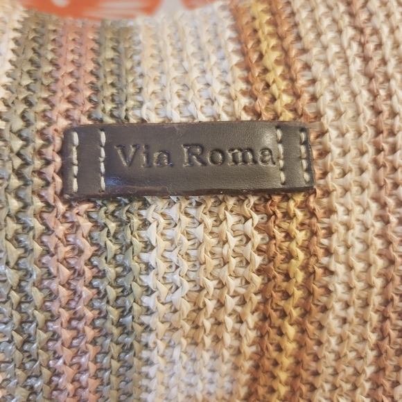 Adorable Crocheted Via Roma bag. Outside is perfect, inside needs work - Picture 5 of 7